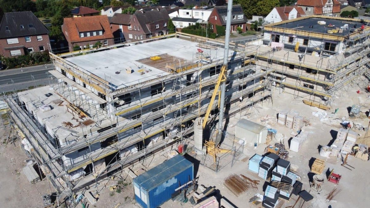 Baustand Green Living Wilmsberg, Luftaufnahme der Rohbauten im August 2026