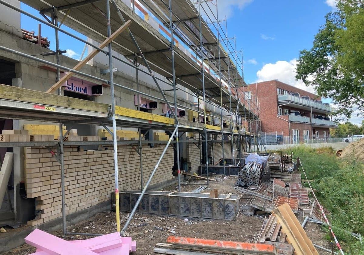 Baustand Green Living Wilmsberg, Klinkerfassade und Gerüst im September 2026